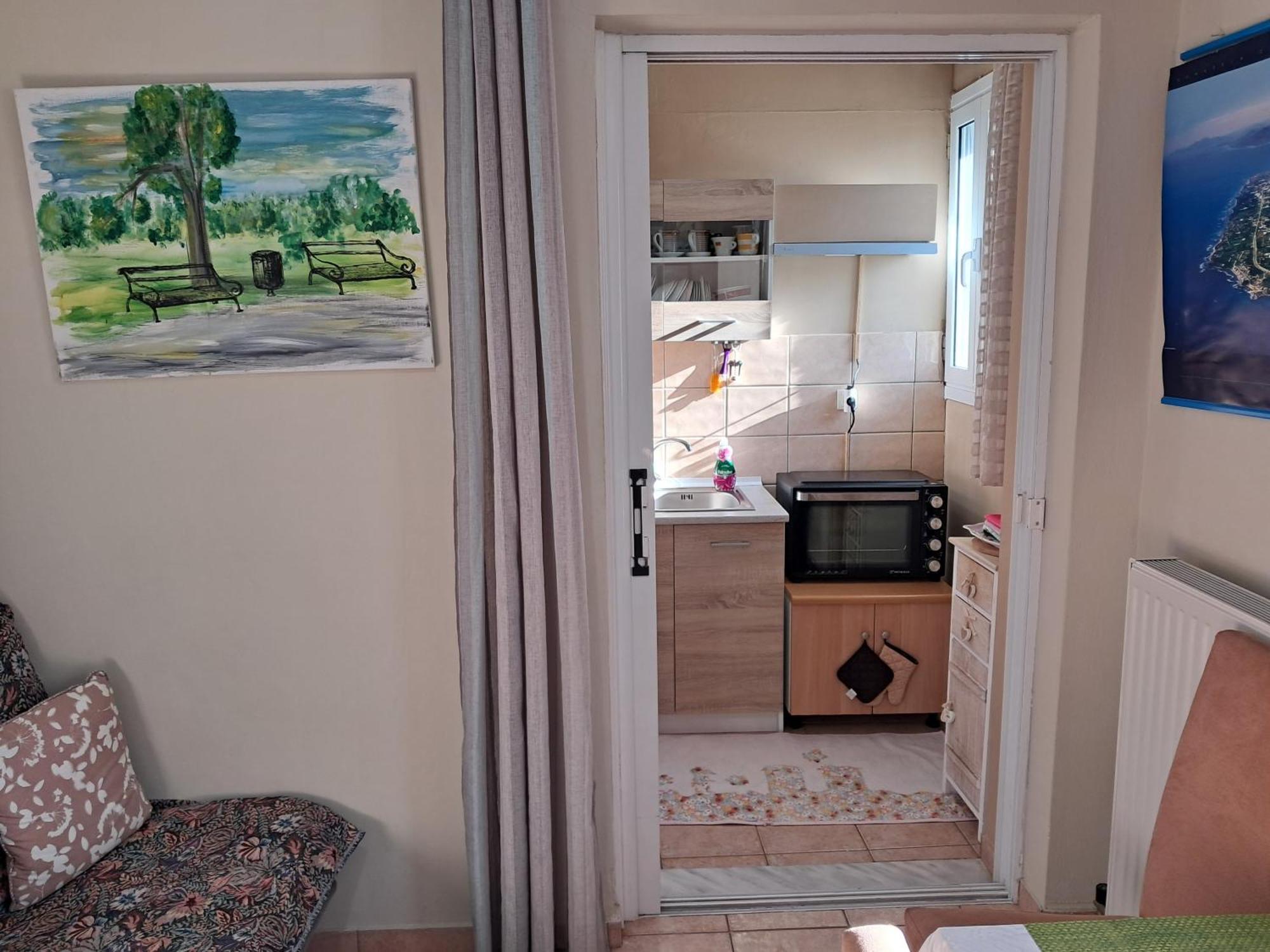 Top Floor On Villa, 3' From Center, By The Sea! Host Is Efi Kwsta Preweza Zewnętrze zdjęcie